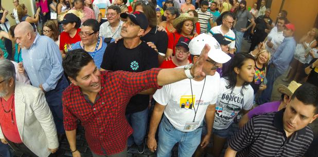 Para Raymond, estas son sus fiestas y cualquier cosa lamentable que pase las sentirá como si se las estuvieran haciendo a él. (tonito.zayas@gfrmedia.com) Para Raymond, estas son sus fiestas y cualquier cosa lamentable que pase las sentirá como si se las estuvieran haciendo a él. (tonito.zayas@gfrmedia.com)