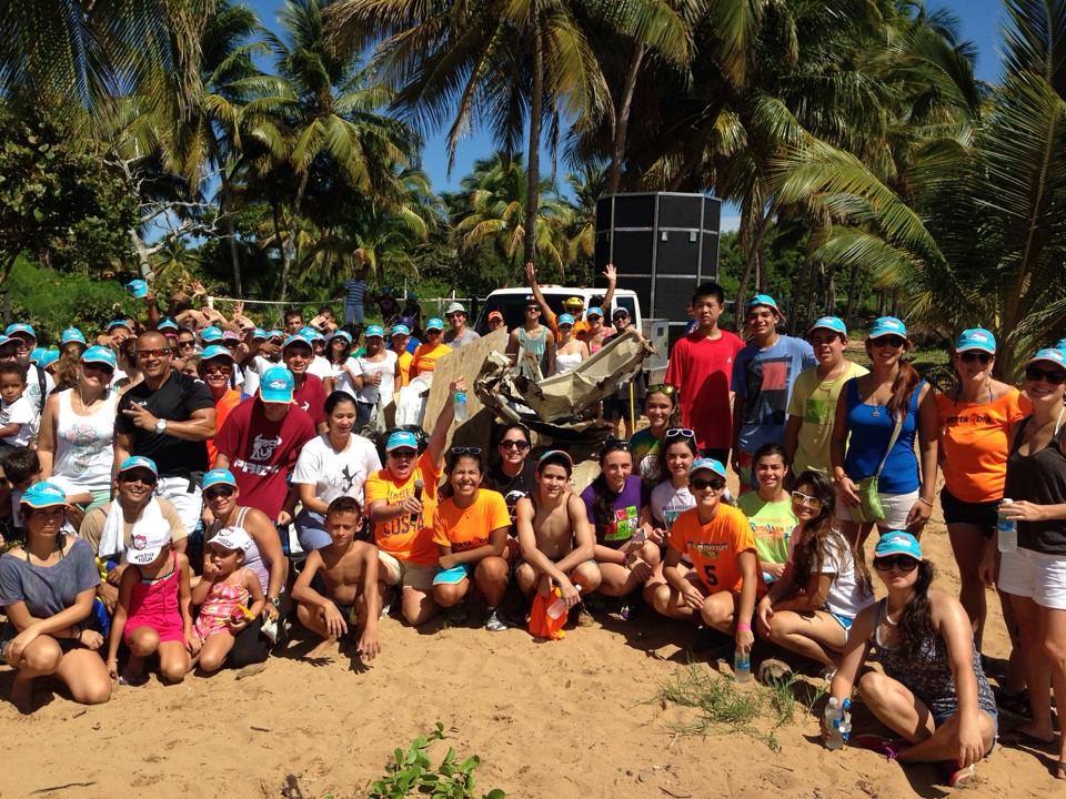 Miles limpian las costas de Puerto Rico