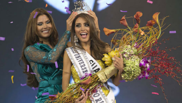 Gabriela Berríos, la reina saliente, coronó a la nueva soberana, Catalina Morales Gómez. (tonito.zayas@gfrmedia.com)