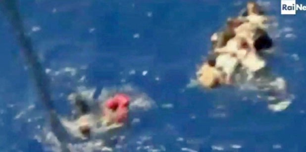 Viento imposibilita rescate en ferry que se quema cerca de islas griegas