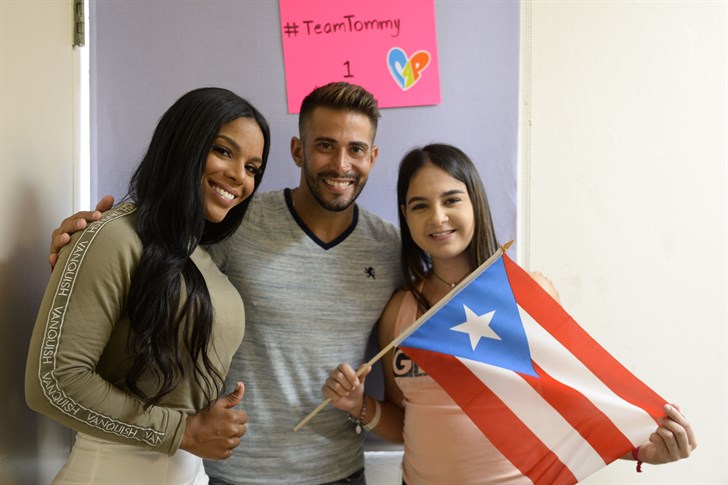Tommy Ramos y Yarishna Ayala visitan unidad oncológica del