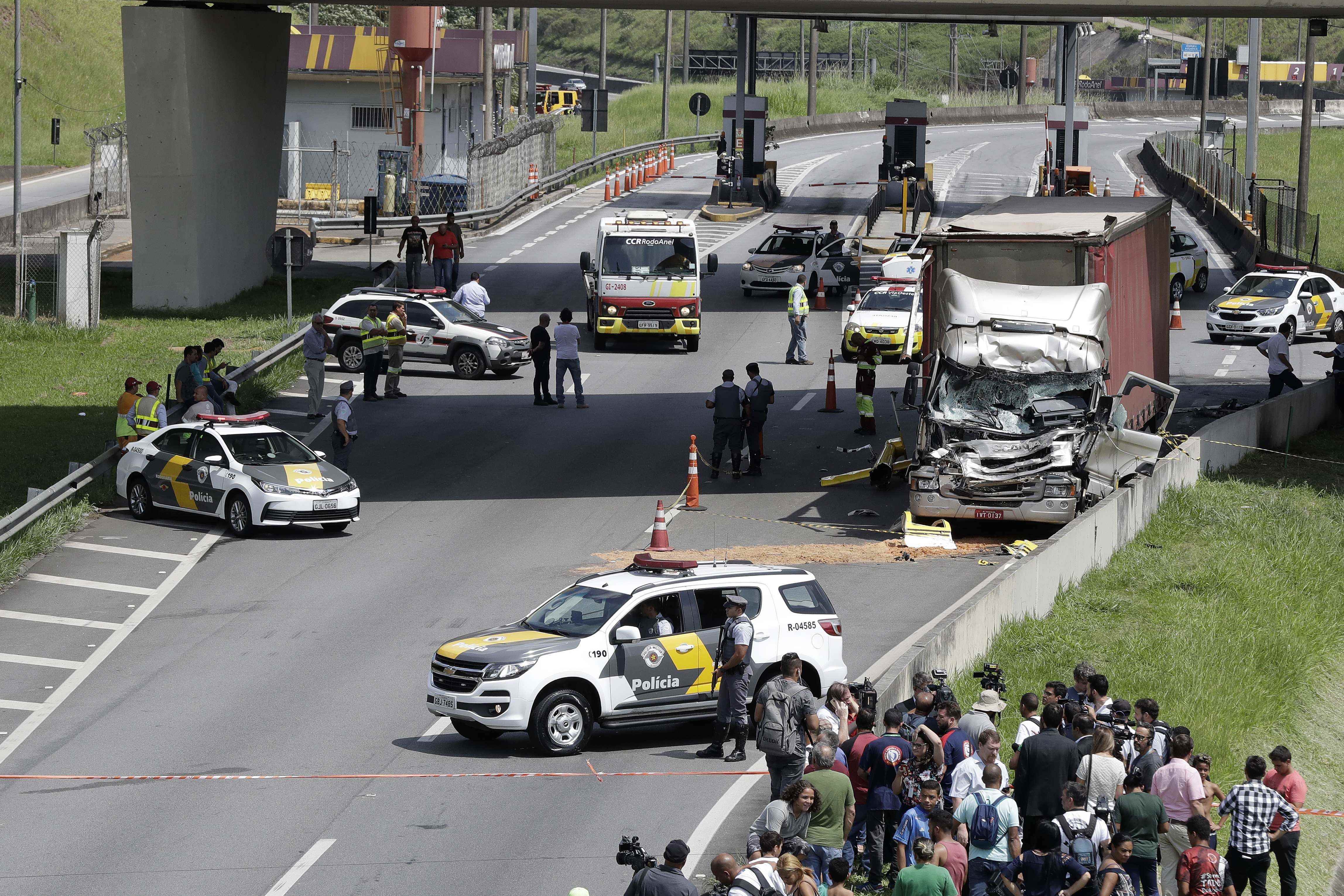 El capitán de la policía Augusto Paiva dijo que el chofer del camión sufrió heridas leves