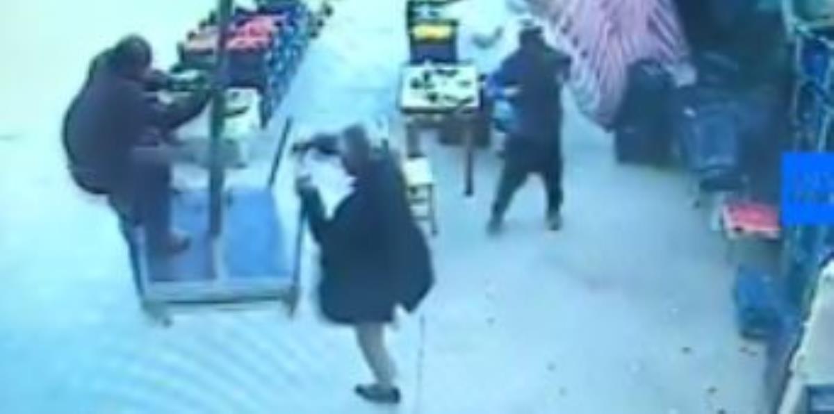 Hombre sale volando con sombrilla tras fuerte ráfaga de viento