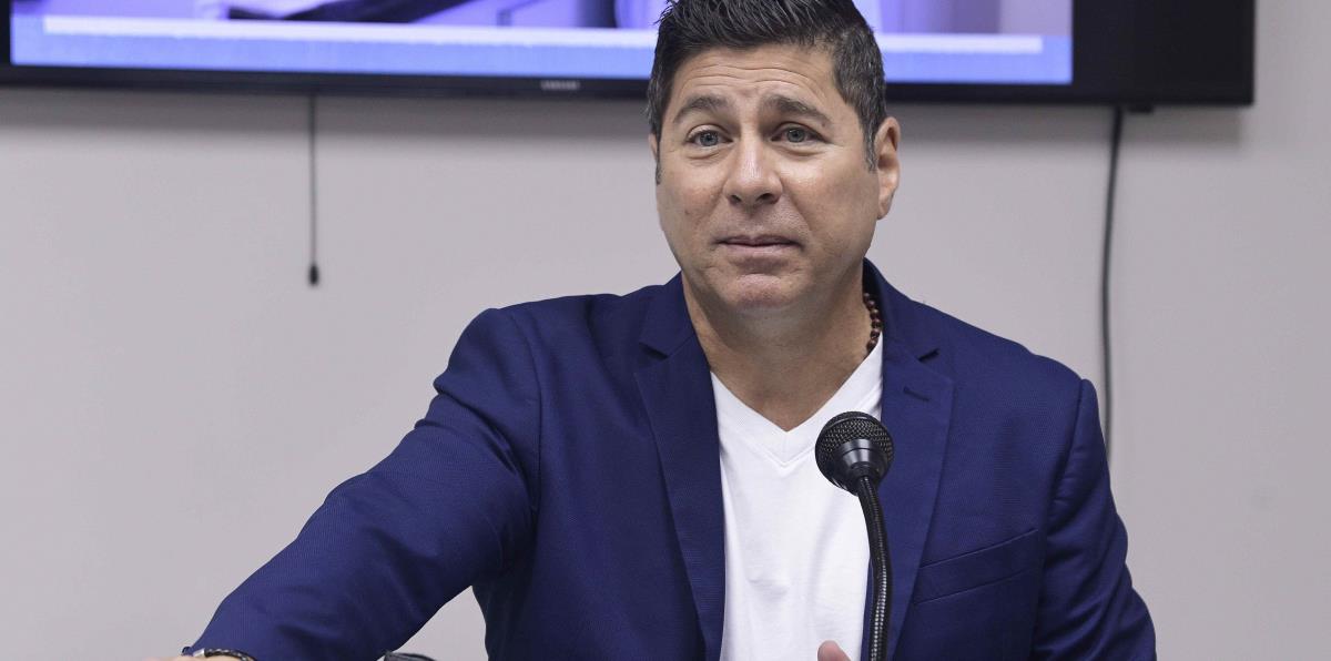 Balas impactan ventanas de cristal de apartamento de Raymond Arrieta - Primera Hora