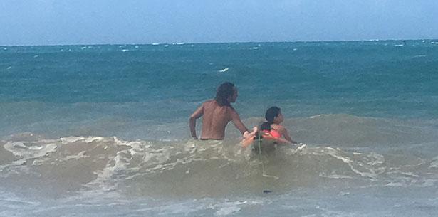 Ella estaba emocionada, mientras yo veía las olas gigantes, pero era por puro susto. Ella estaba emocionada, mientras yo veía las olas gigantes, pero era por puro susto.