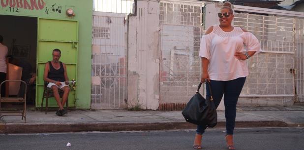 Siempre debes optar por pantalones que te entallen a la cintura no a la cadera. Esto evitará que se muestre tu abdomen o rollitos en tu outfit. Siempre debes optar por pantalones que te entallen a la cintura no a la cadera. Esto evitará que se muestre tu abdomen o rollitos en tu outfit.