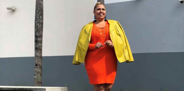 Elige prendas 100% lisas. Recuerda que tu look se destacará por su composición de colores, por lo cuál no necesitas estampados ni detalles en nuestras prendas como volados o bordados. Elige prendas 100% lisas. Recuerda que tu look se destacará por su composición de colores, por lo cuál no necesitas estampados ni detalles en nuestras prendas como volados o bordados.