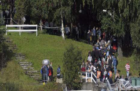 Sobrevivientes de la matanza de Utoya visitan la Isla