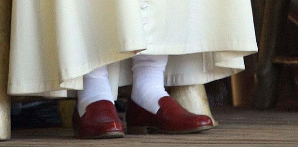 Exhiben los zapatos rojos de Benedicto XVI en Granada
