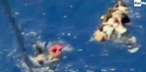 Viento imposibilita rescate en ferry que se quema cerca de islas griegas