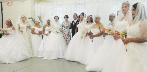 mujeres de la tercera edad se visten de novias