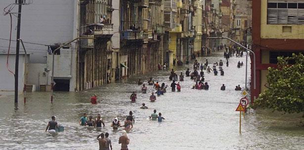 Olas y marejada causan inundaciones en La Habana