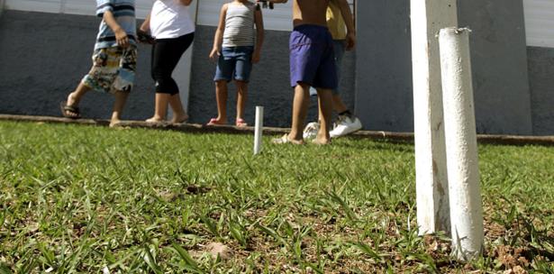 Niños juegan al punto de drogas en vez de estar en la escuela