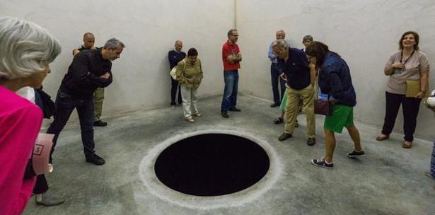 Resultado de imagen para Un hombre cayó en un enorme agujero negro en un museo de arte que pensó que era una obra de arte.